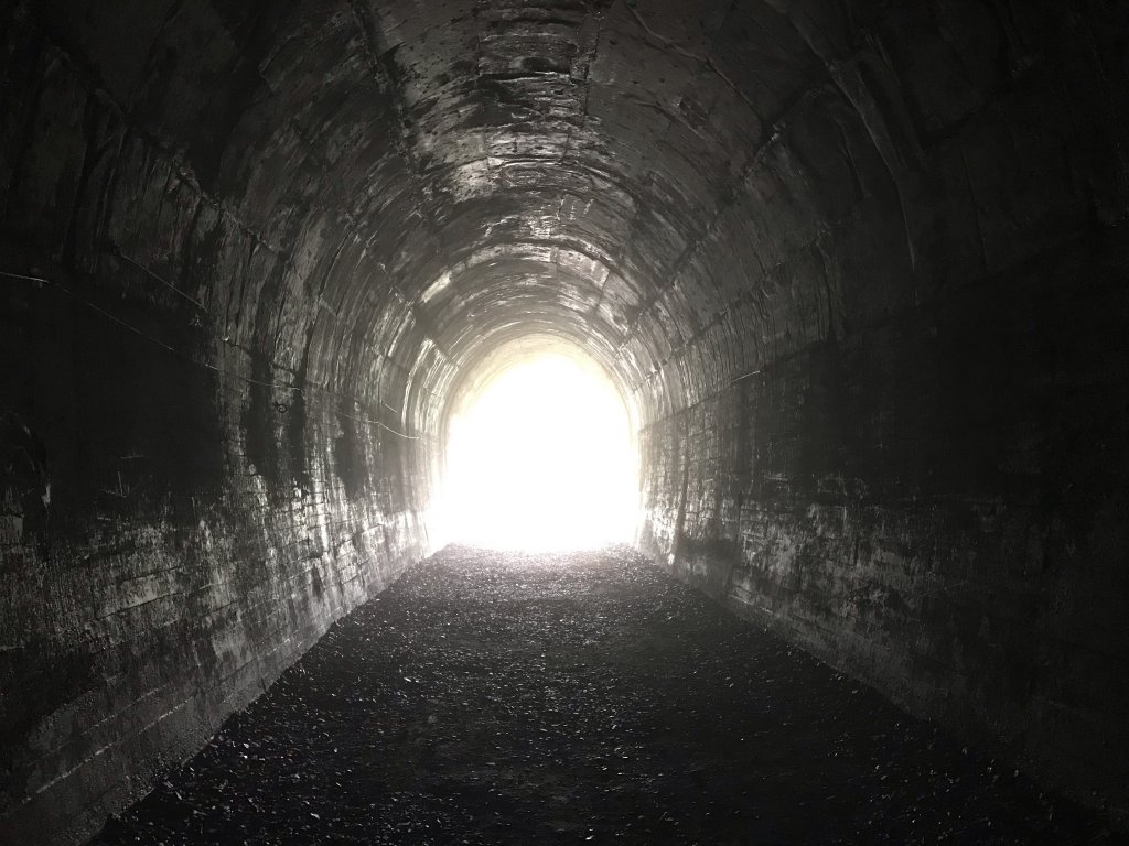 暗いトンネルから出口へ