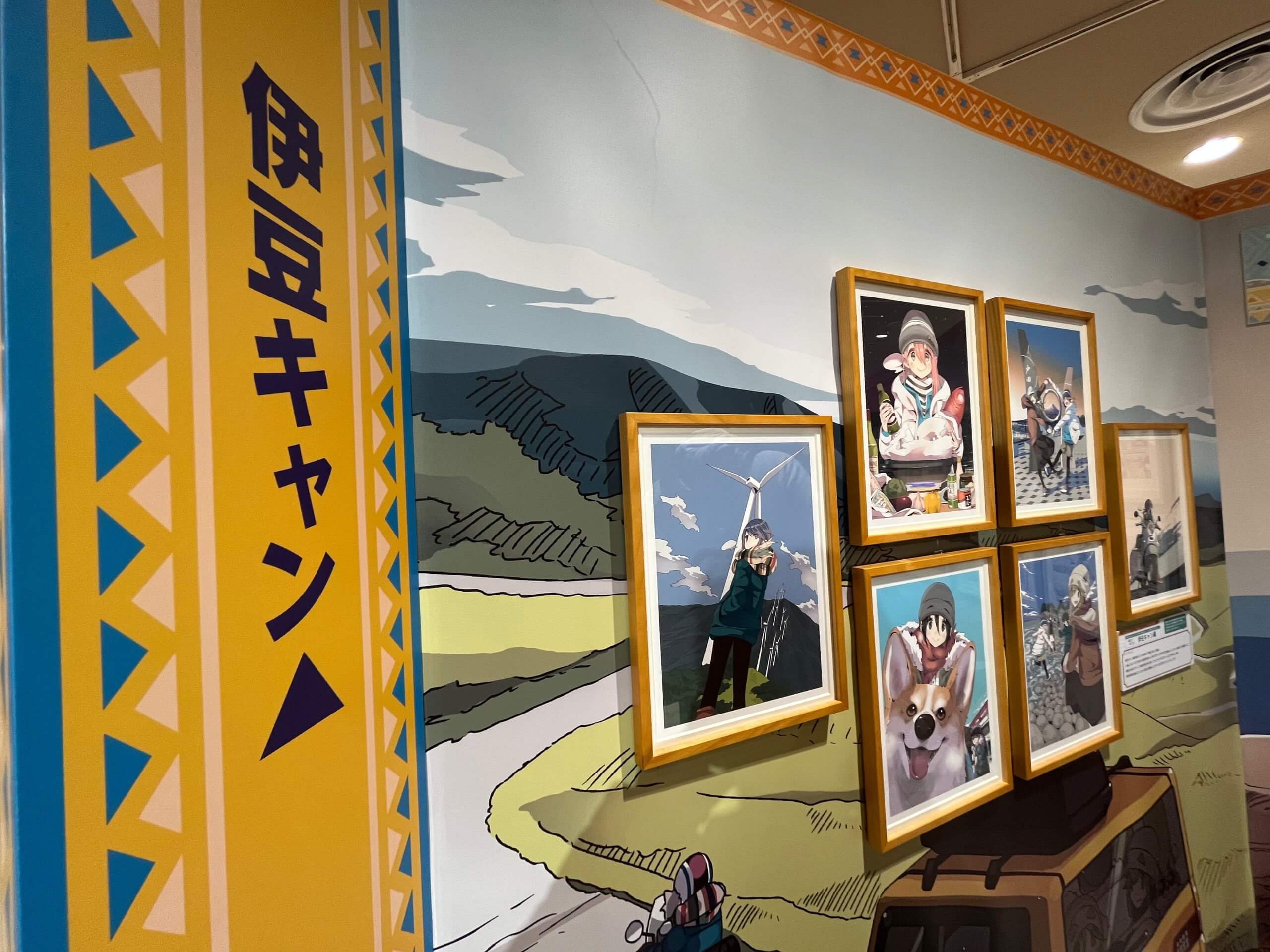 食事を楽しむキャラクターの壁面イラスト