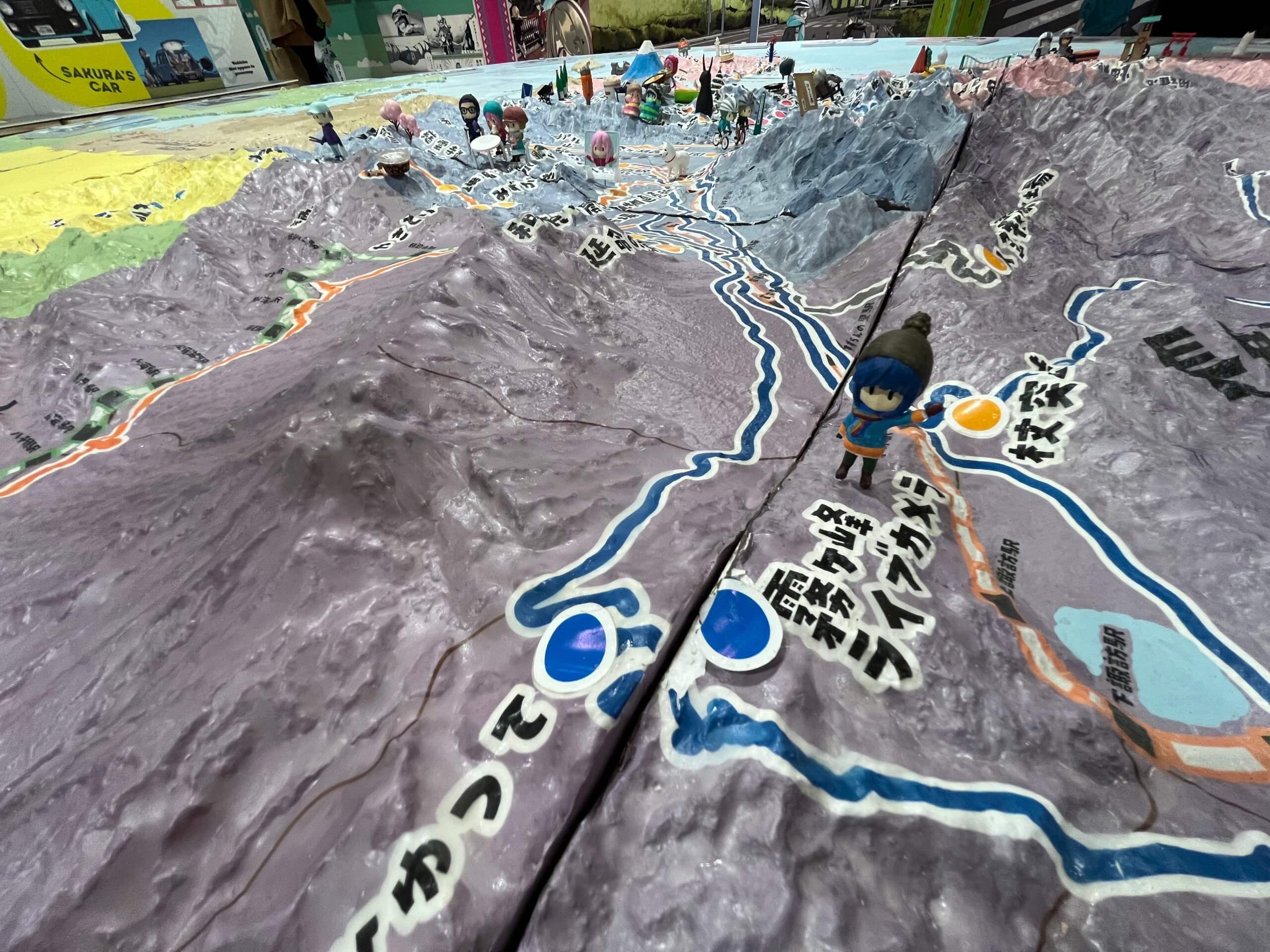 スポットに立つキャラクターたち